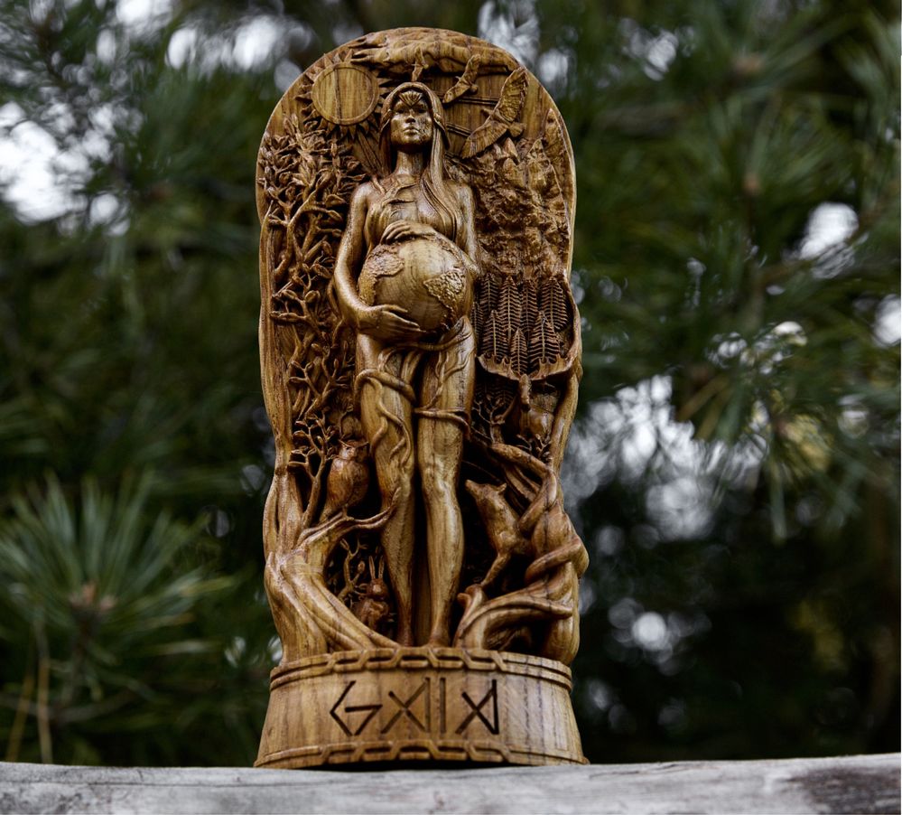 Статуетка з дерева- богиня Гайя .