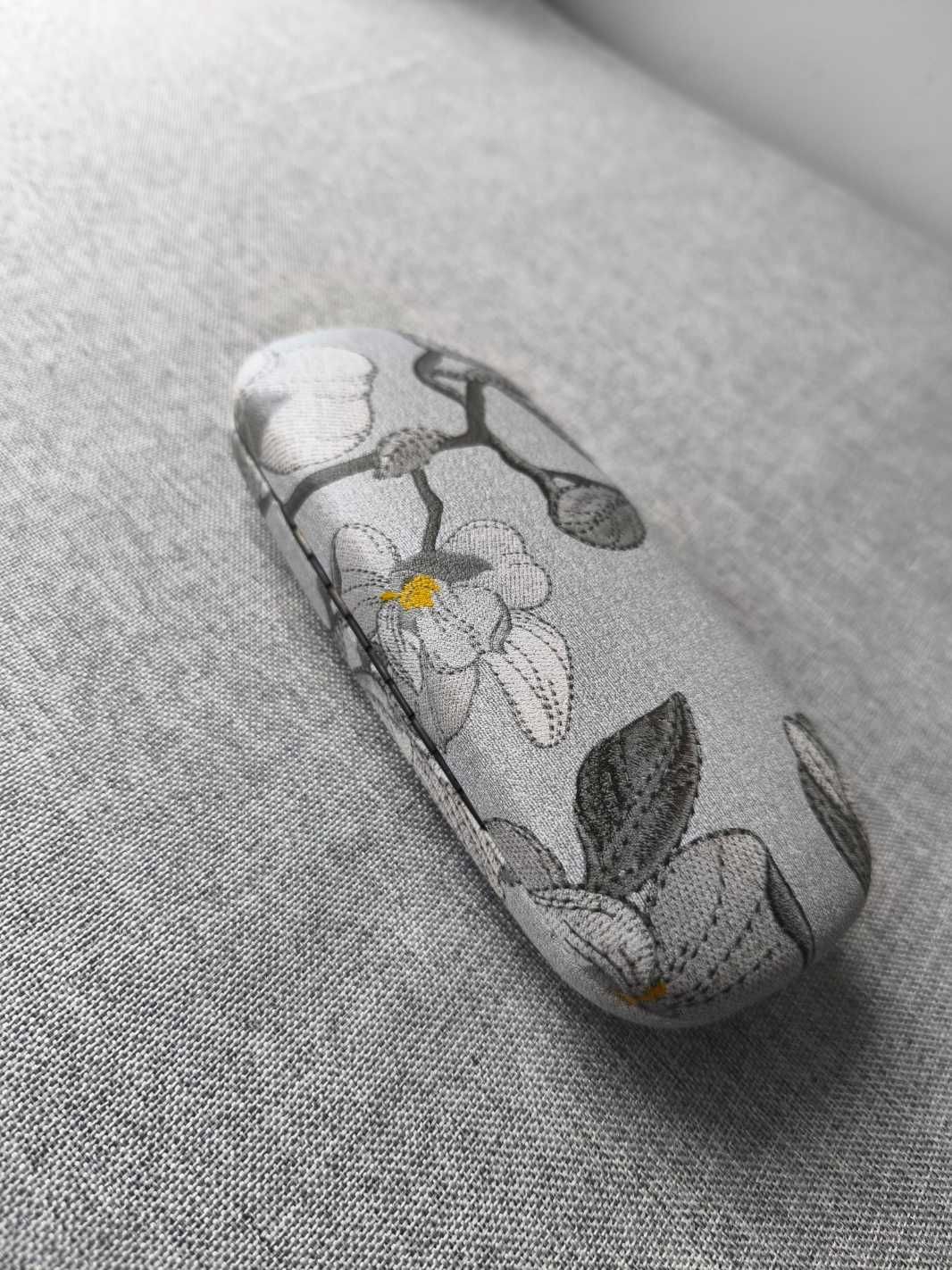 Mocne twarde etui na okulary damskie w kwiatki szare nowe