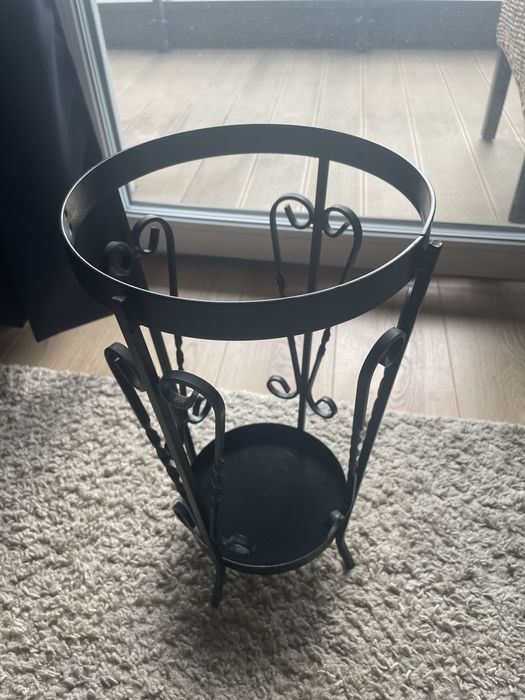 Metalowy stojak na parasole