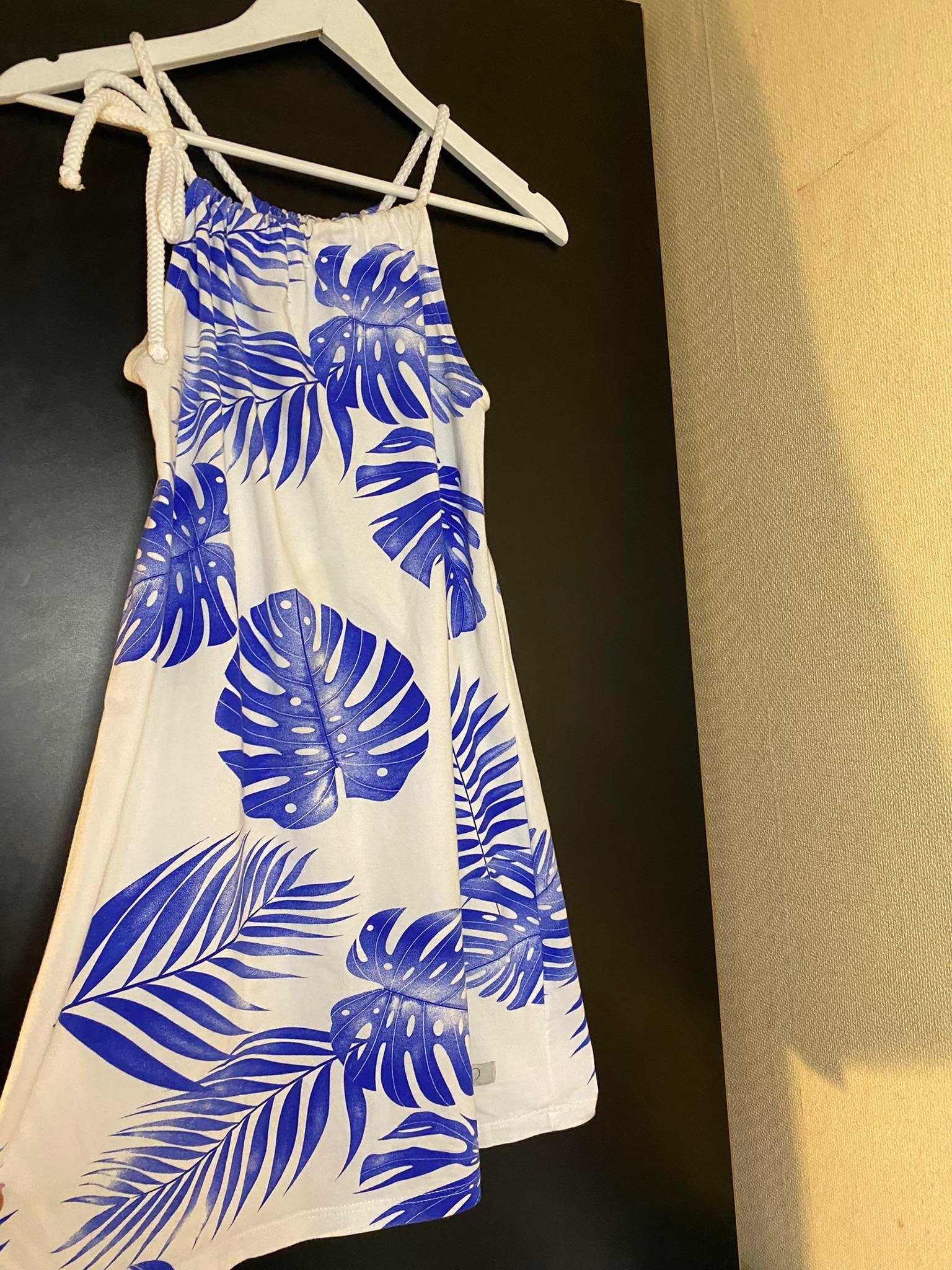 Biało niebieska letnia sukienka trapezowa wiązana liście plaża miu miu