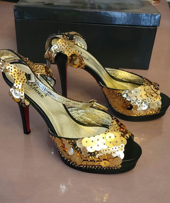 Босоножки из золотой пайетки