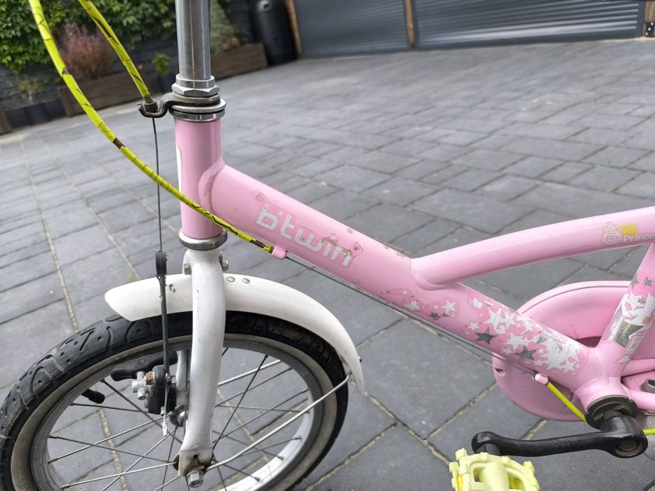 Rower 16 cali lekki firmy Btwin dla dziewczynki + kask i zestaw ochran