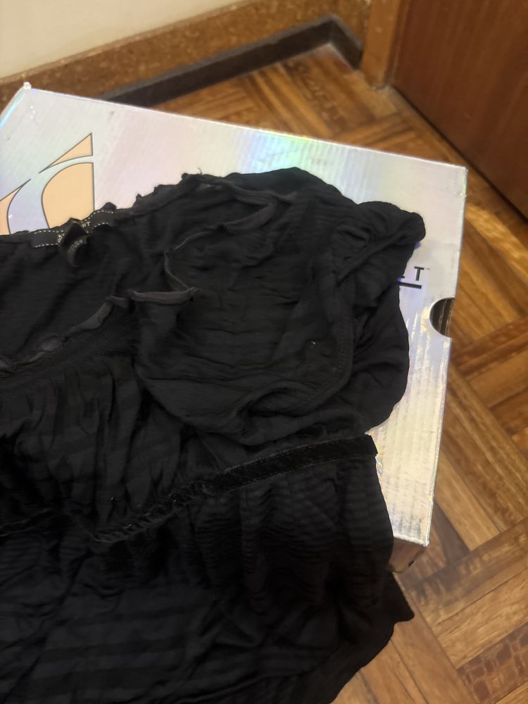 Top preto MNG com manga drapeada e laço atras de veludo