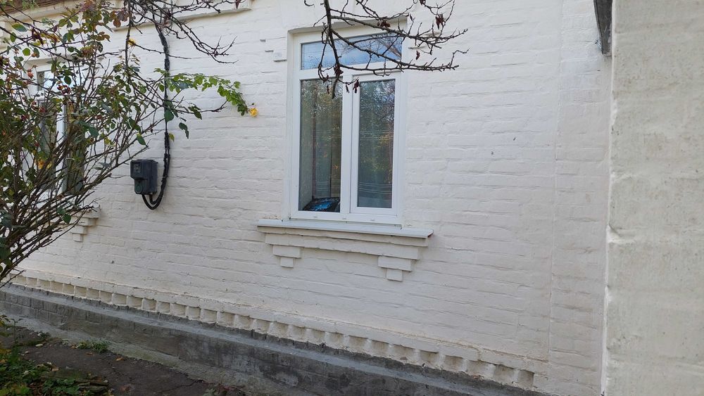 Продам два житлових будинки з великими ділянками які розташовані поряд