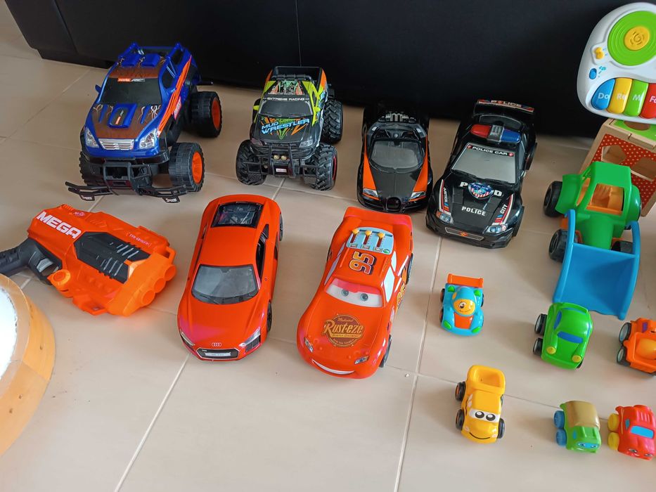 Conjunto de brinquedos carros e outros