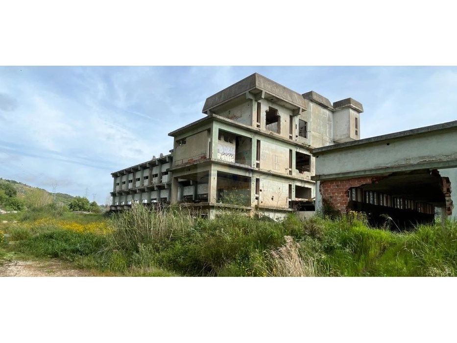 Armazéns por recuperar com 4.250m2 em extraordinário terreno com 23...