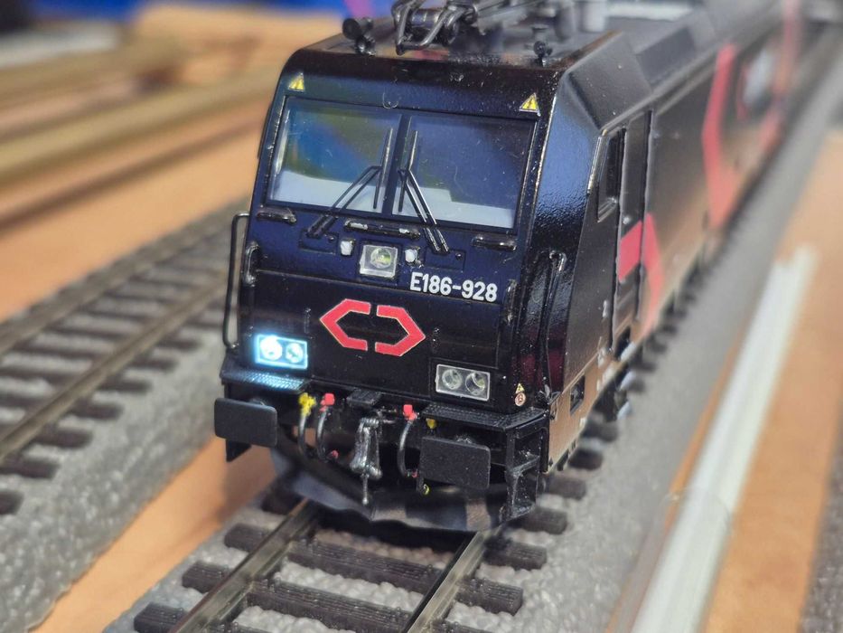 Lokomotywa Piko E186-928 Cargounit skala H0 z dekoderem dźwięku.