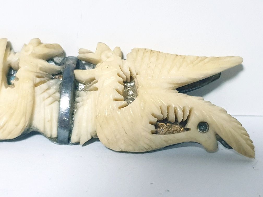 Preciosa antiga pregadeira dragões esculpida com armação em prata