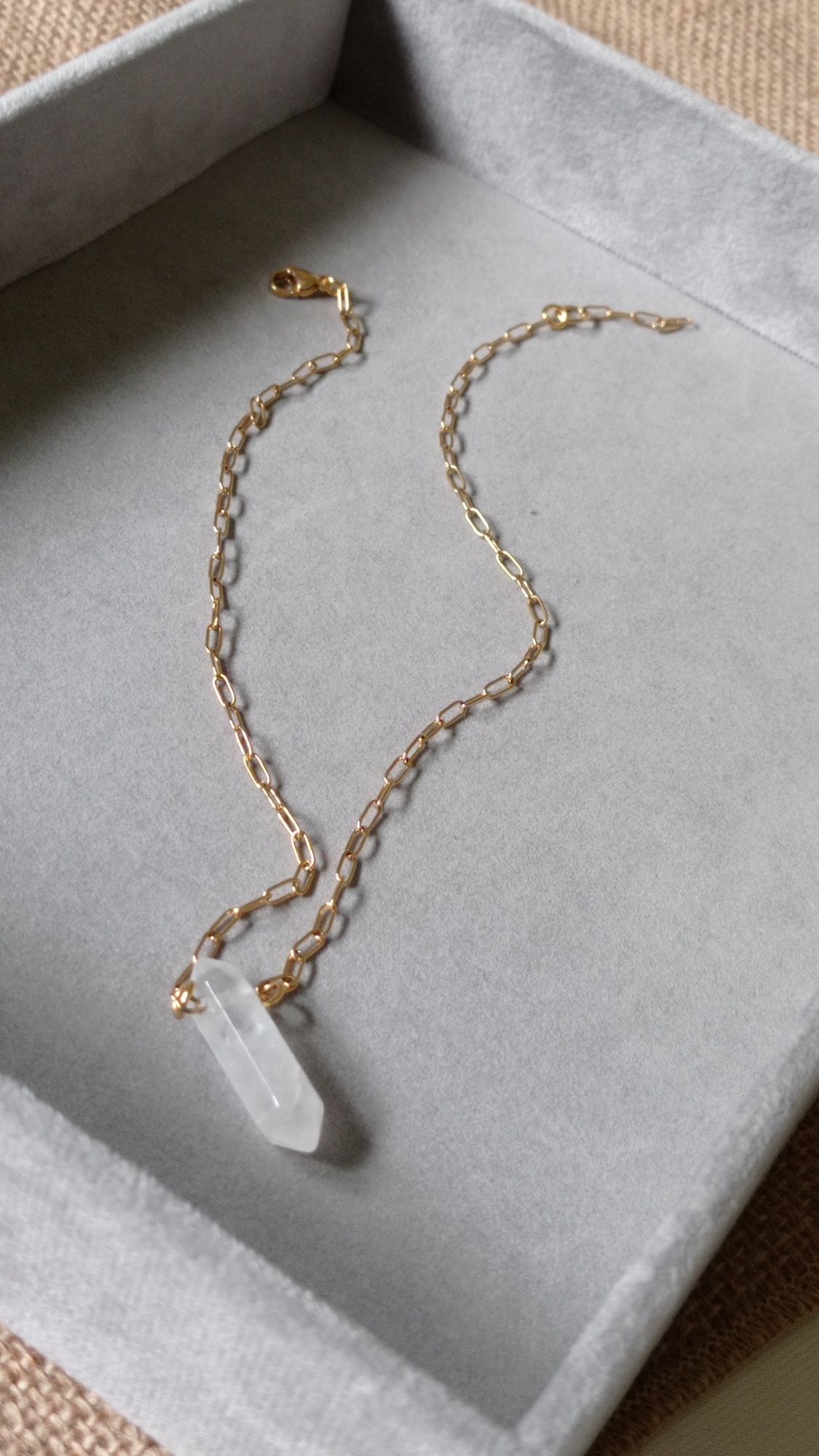 Krótki naszyjnik damski na łańcuszku z kryształem górskim, choker