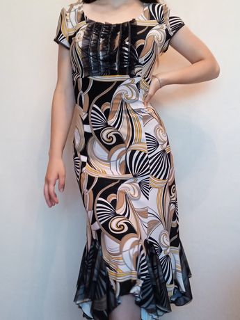 Жіноча сукня з рюшиками