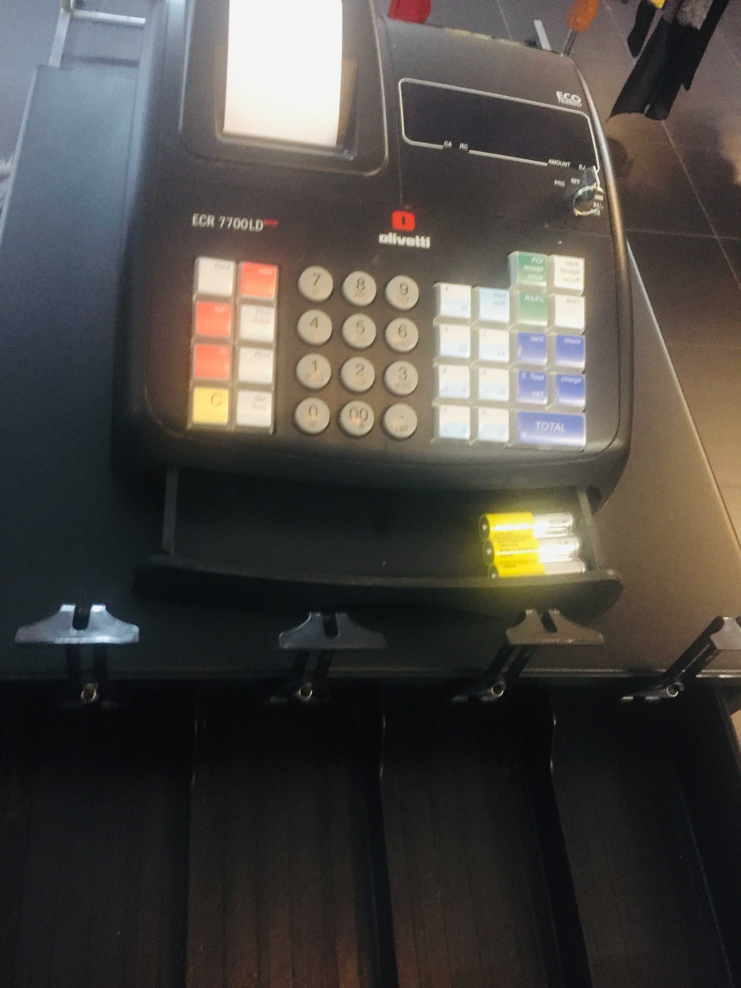 Vendo máquina de registar Olivetti a funcionar