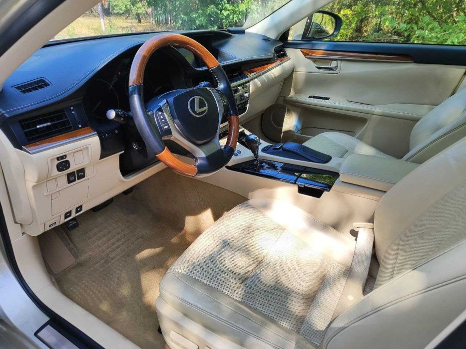 Продам Lexus ES 2012