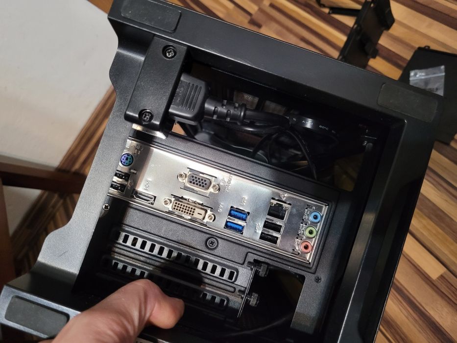 komputer w doskonałej, drogiej obudowie NZXT h1