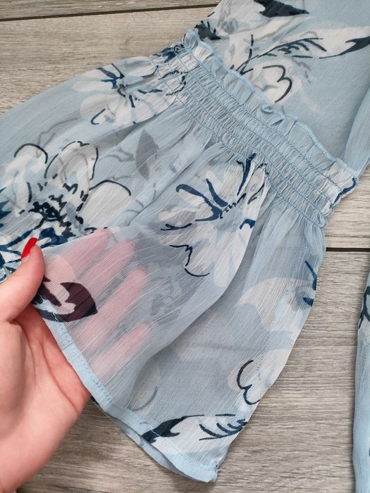 Bluzka przewiewna mgiełka z szerokimi rękawami niebieska w kwiaty