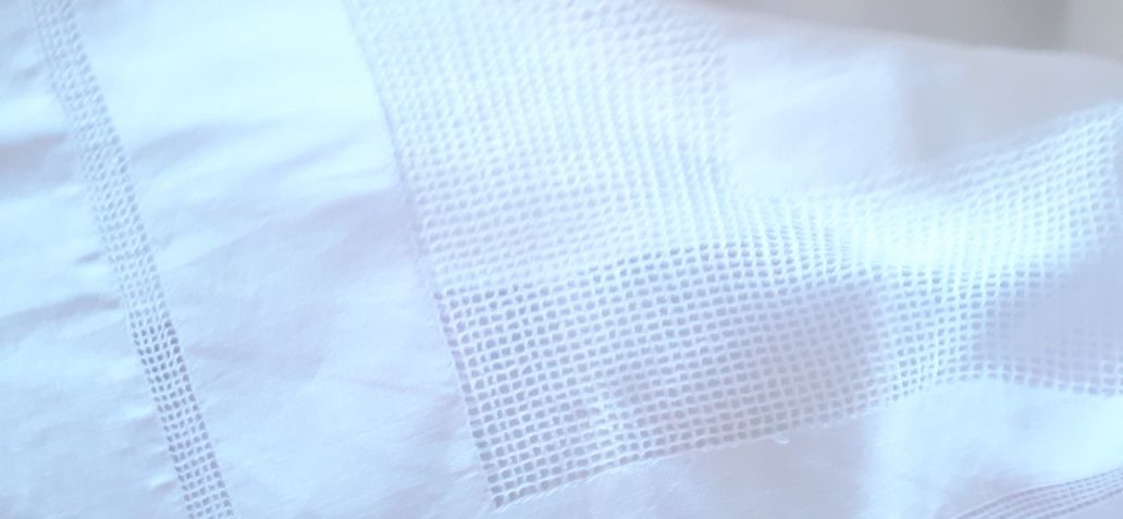 Maravilha de lençol com bordado manual de  bainha aberta larga. Linho