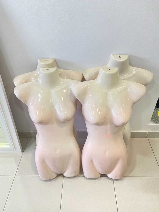 Conjunto de 4 expositores femininos em plástico