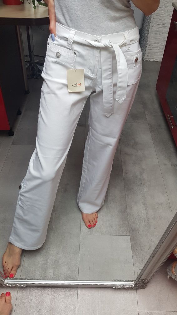 Białe jeansy z paskiem podwijane nogawki roz S