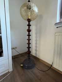 Lampa stojąca, drewniana , klosz w kolorze miodowym.