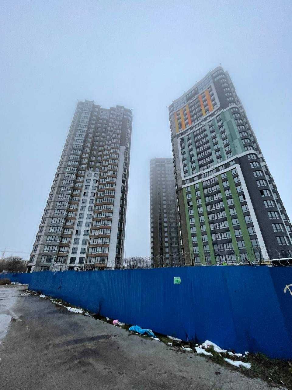 Затишна трикімнатна квартира 75м2 в новобудові Києва  біля метро.