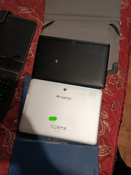 Продам два планшети робочі у чорного не тримає батарея у білому тримає