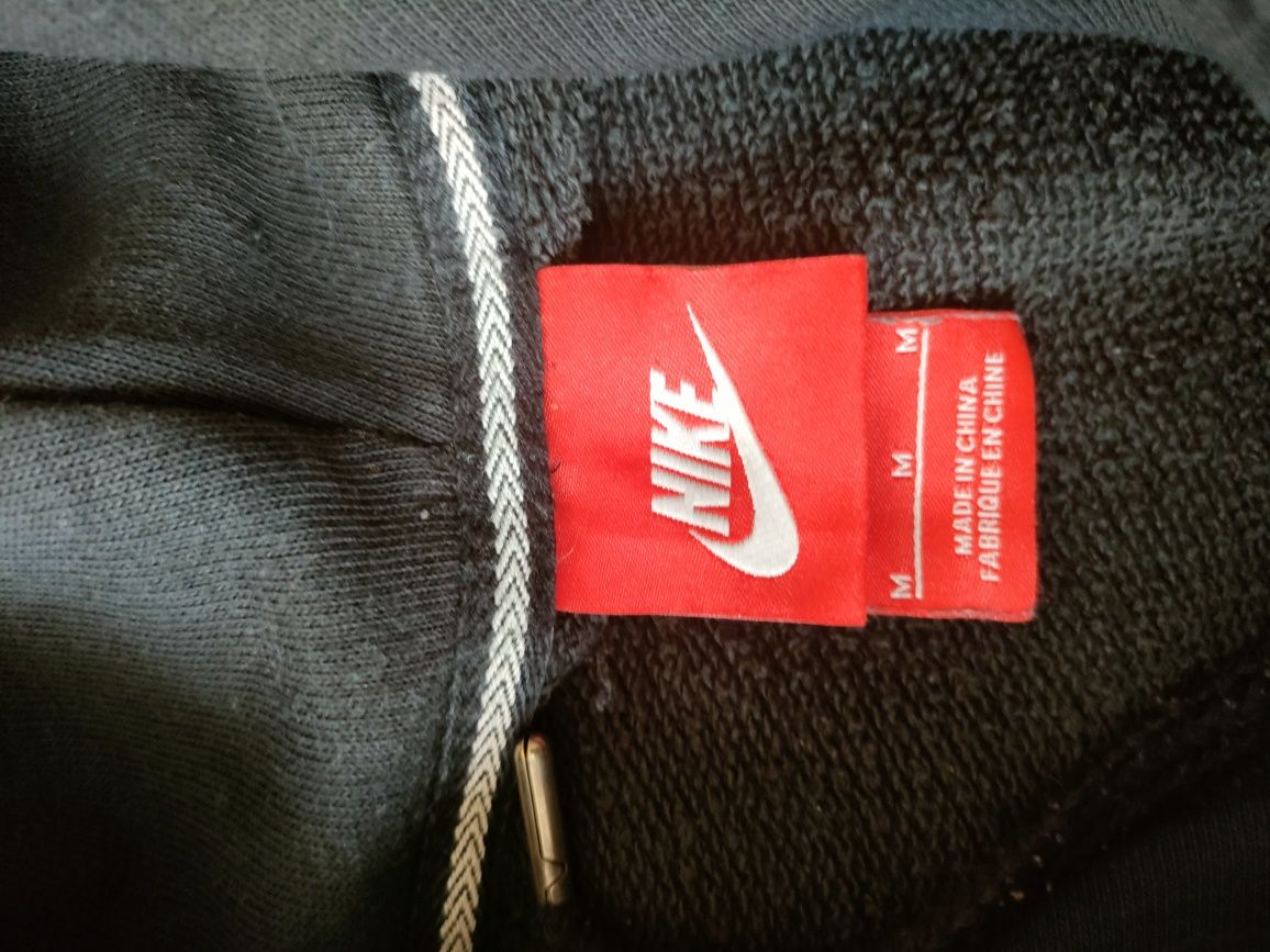 Dres Nike oryginalny S i M.Damski .Bardzo ładny.