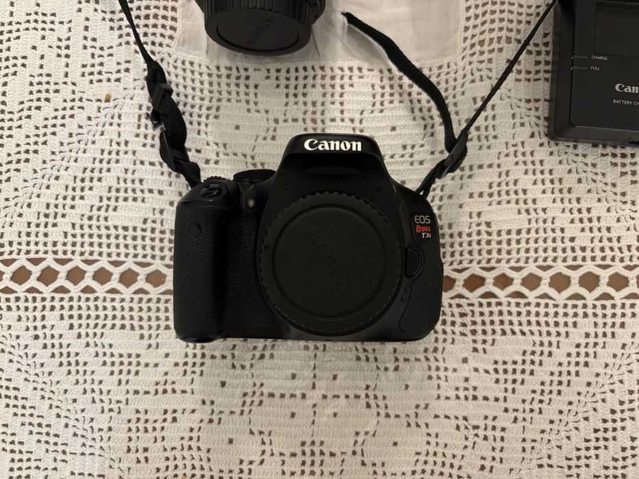 Canon EOS Rebel T3i (600D) + Lente 18-135mm + Acessórios