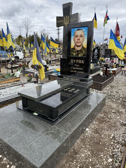 памятники,гранитные комплексы, плитка,оградки ,