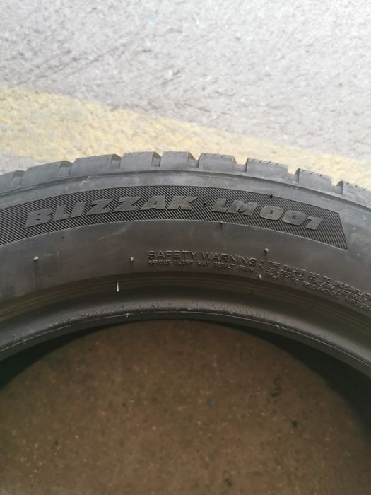 Para opon 235/50R19 99H Bridgestone Blizzak LM 001