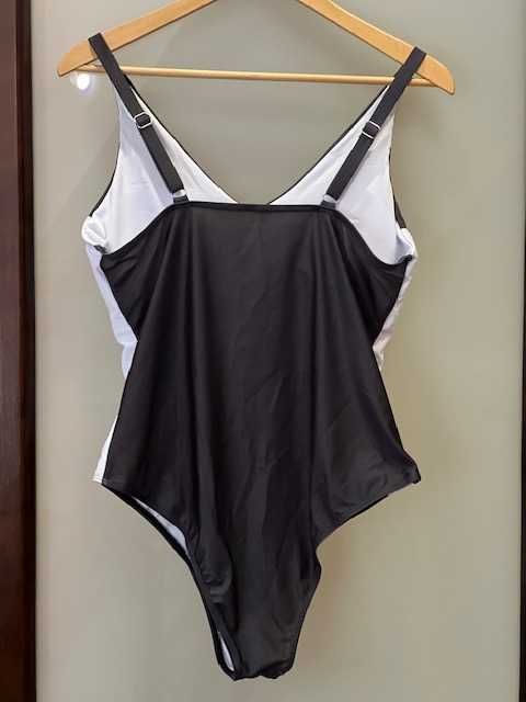 Купальник чорного кольору з білими вставками. Новий.