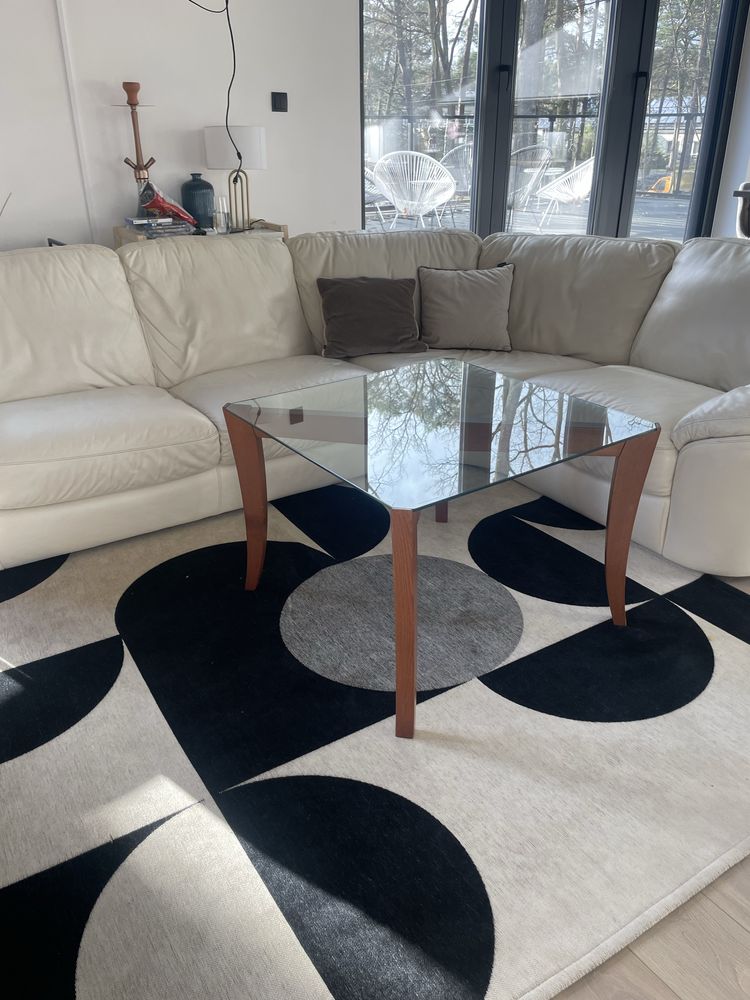 Stolik kawowy Natuzzi z drewna orzechowego i szkla