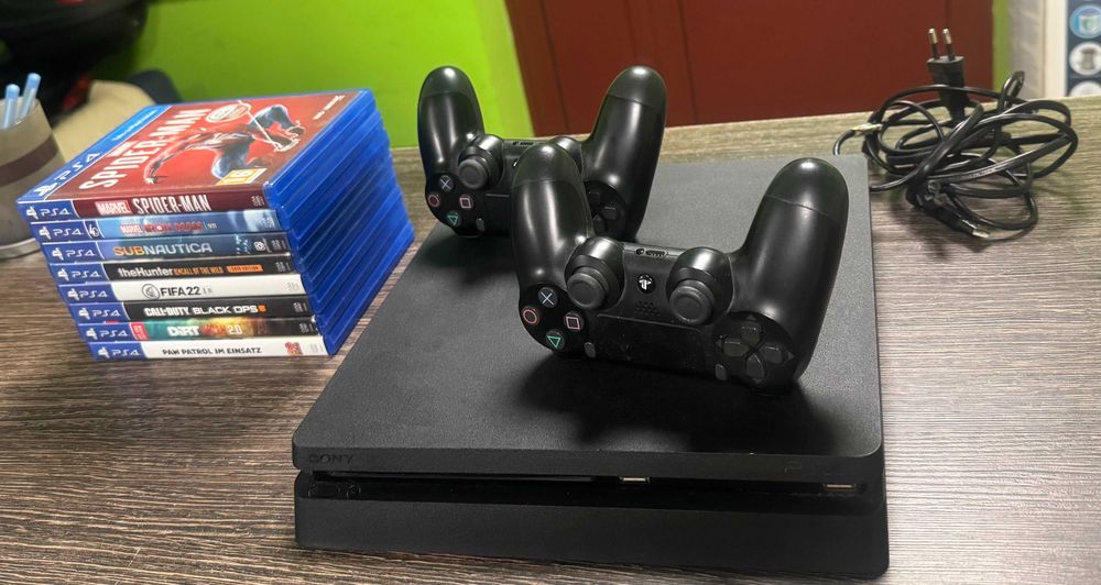Konsola PS4 Slim 500gb + 2 Pady + 9 Gier + Okablowanie