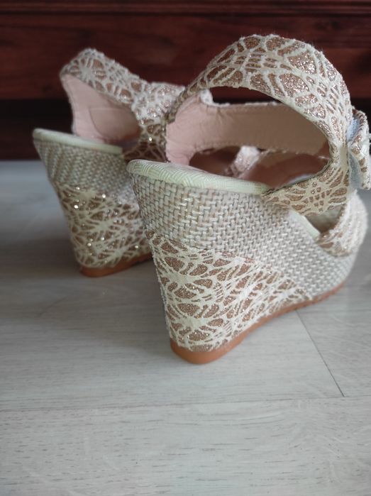 Босоніжки на танкетці