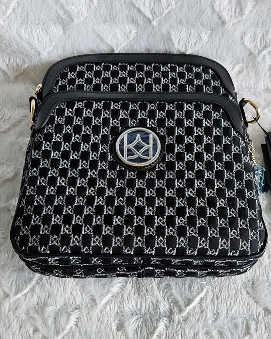 Śliczna Czarna listonoszka w miejskim stylu zdobiona szarym haftowanym