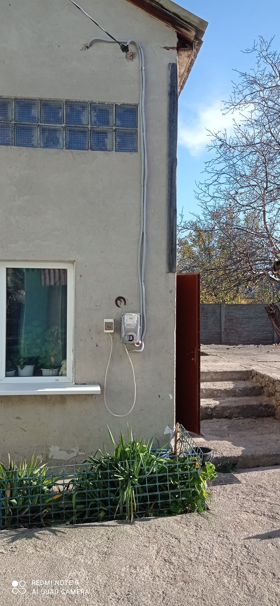 Продам земельну ділянку з будинком під реконструкцію.