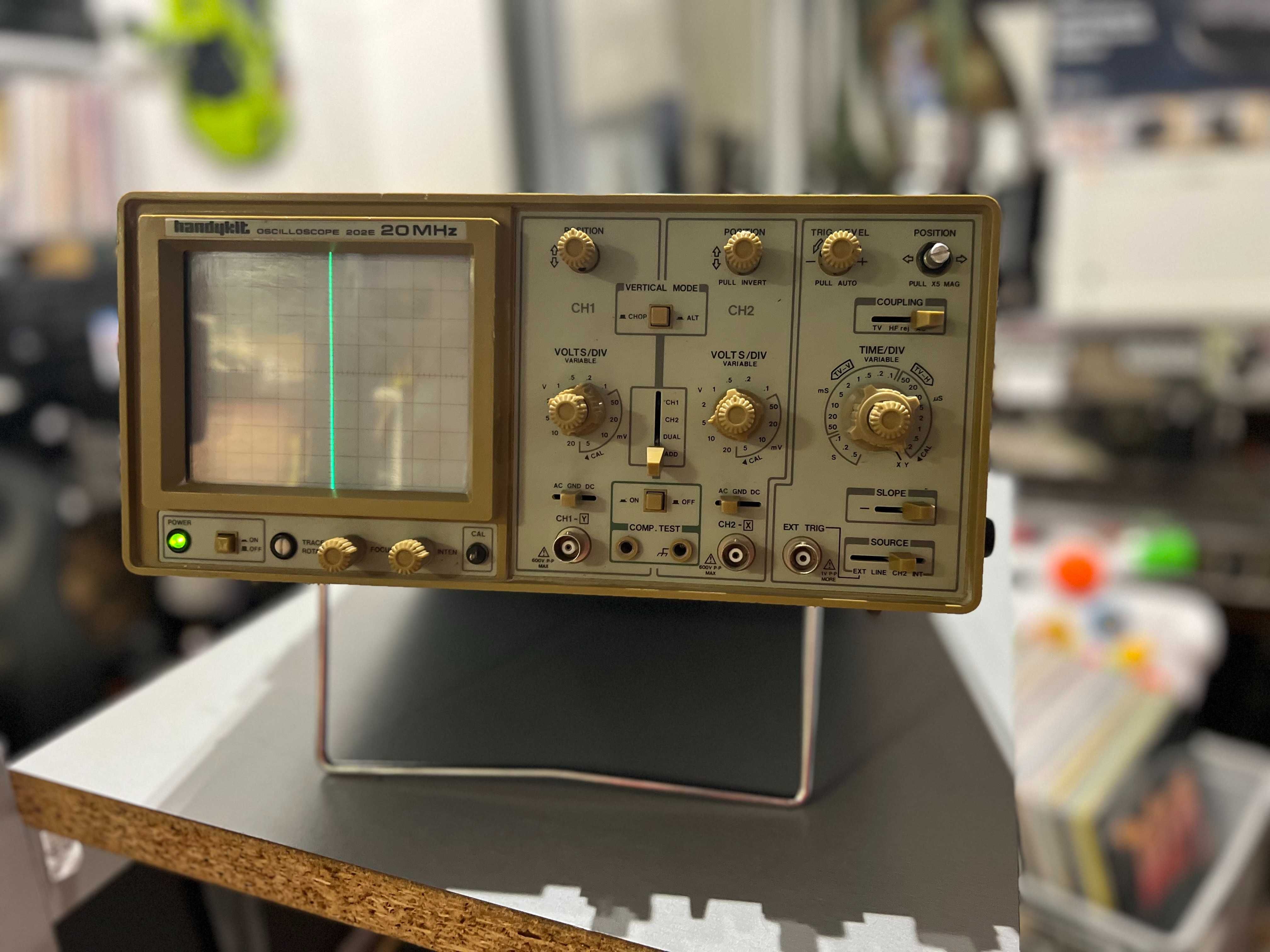 Analogowym oscyloskopie 20 MHz z lat 80 Handykit  202E
