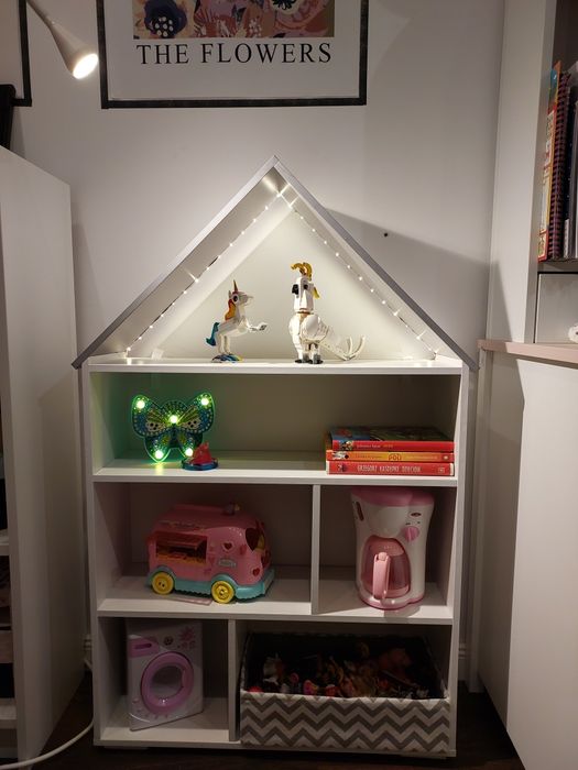 Regał domek z oświetleniem