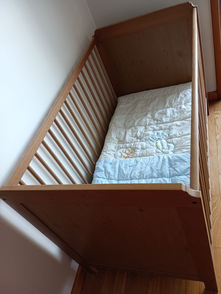 Cama/berço para bebé com oferta de colchão e edredão