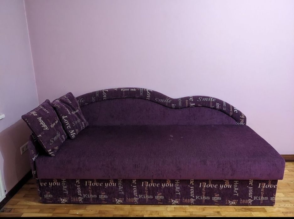 Диван з підйомним механізмом та місцем для зберігання речей