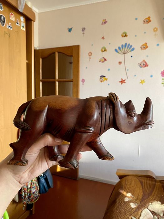 Большая африканская статуэтка носорог, красное, червоне, дерево