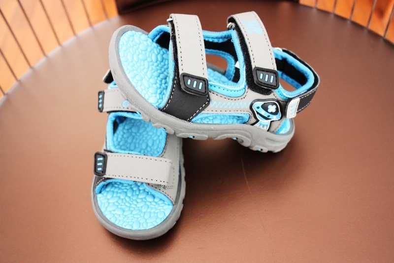 Sandálias de criança NOVAS multi sport cinza e azuis tamanho 25.