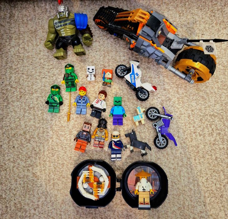 Продам велику коробку LEGO!