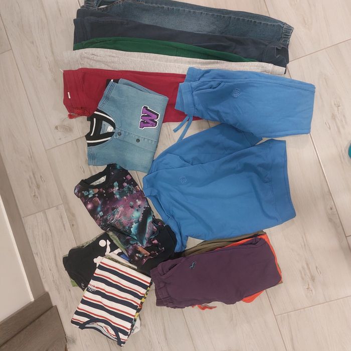 Paka ubrań dla chłopca 128 cm. Zestaw: spodnie, bluzy, koszulki, dres