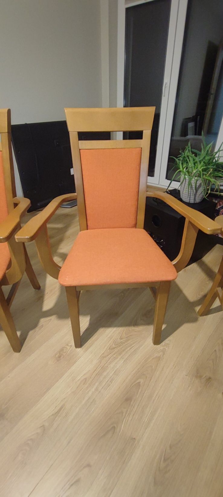 Okrągły stół z 4 krzeslami z oparciami