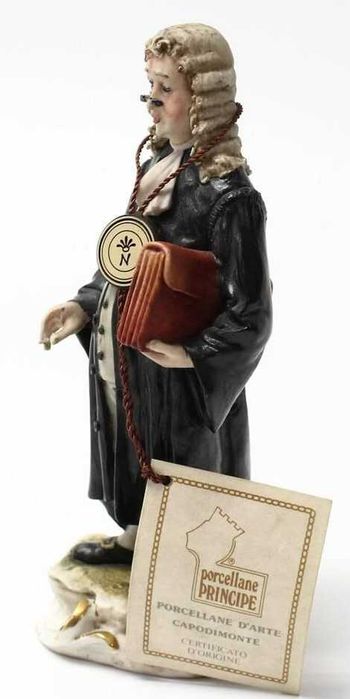 Escultura de Advogado/Juiz porcelana Capodimonte