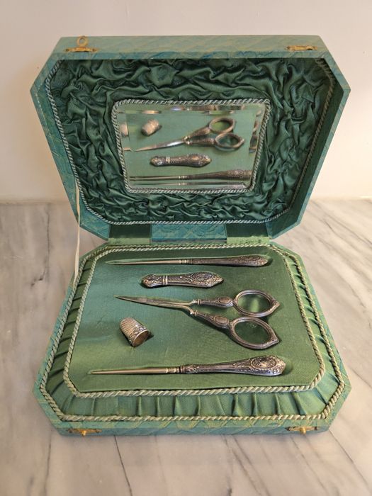 Conjunto de Costura Antigo em Prata Portuguesa (Cabeça de Águia 835)