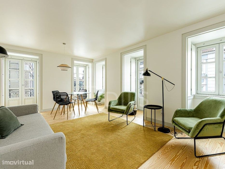 Apartamento T2 novo, mobilado, no Largo da Graça