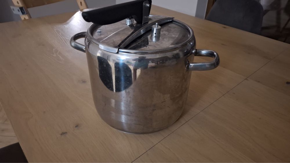 Szybkowar 7l. Stan bardzo dobry.