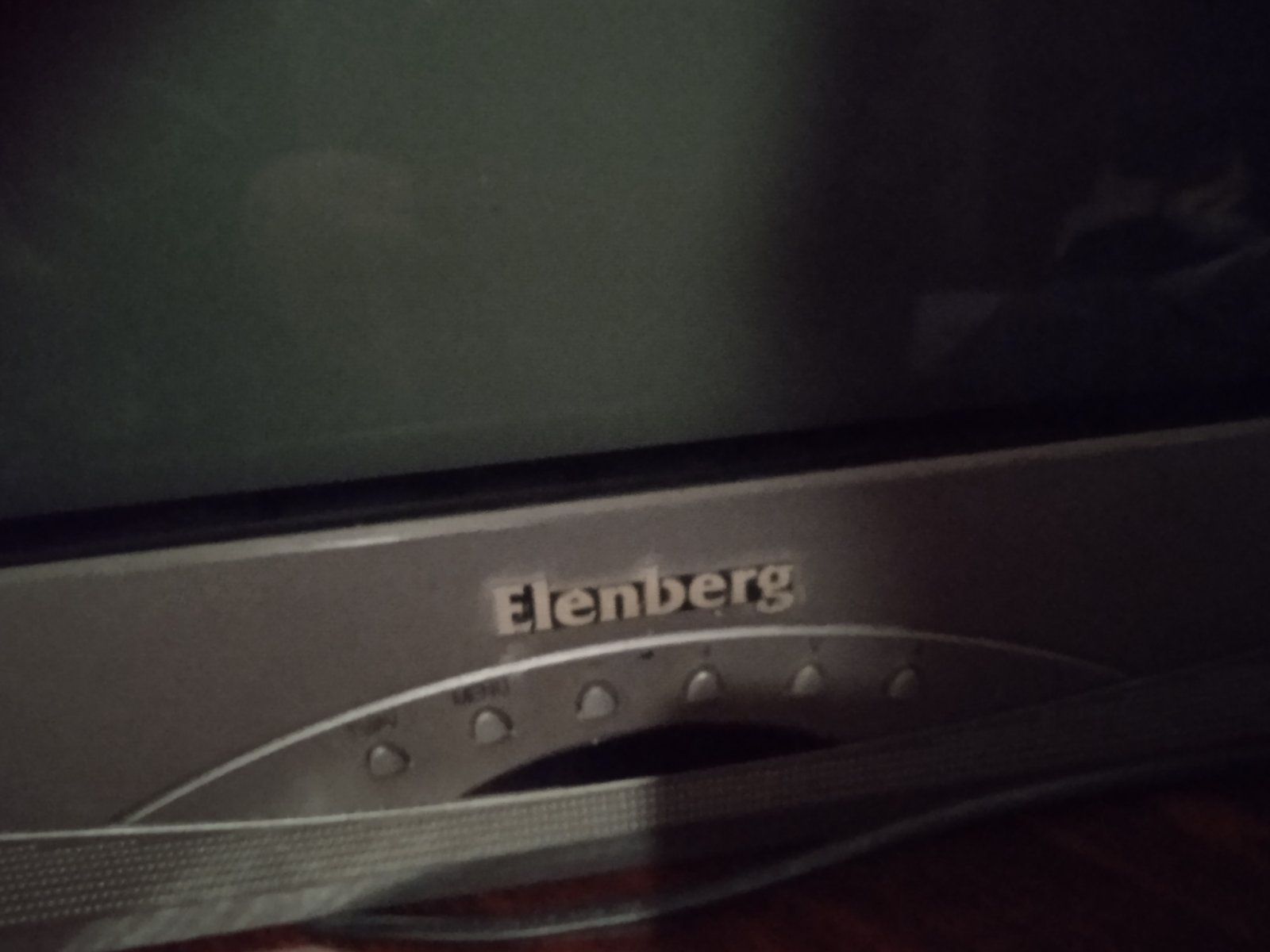 Телевізор elenberg повністю працюючий.