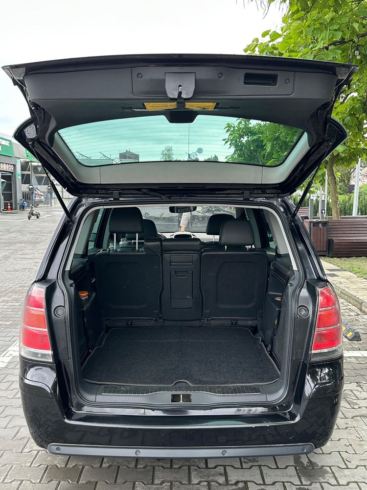 Чорний Opel Zafira 2006