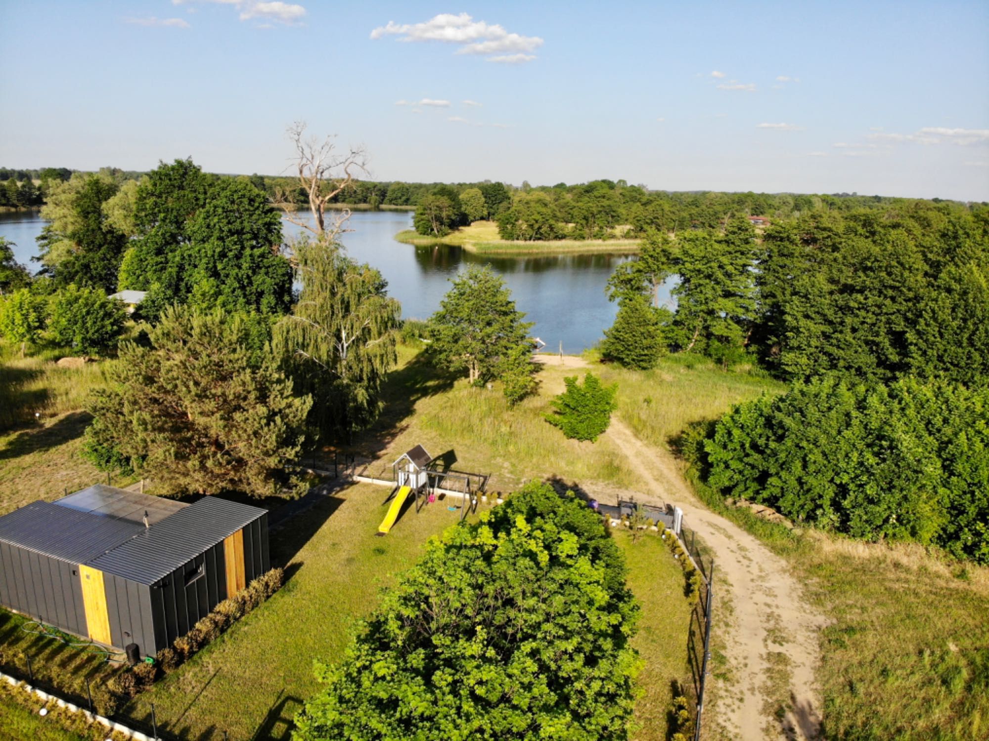 DOMEK HOMI 1 nad jeziorem z BANIĄ ( jacuzzi) wolne lipiec/sierpień